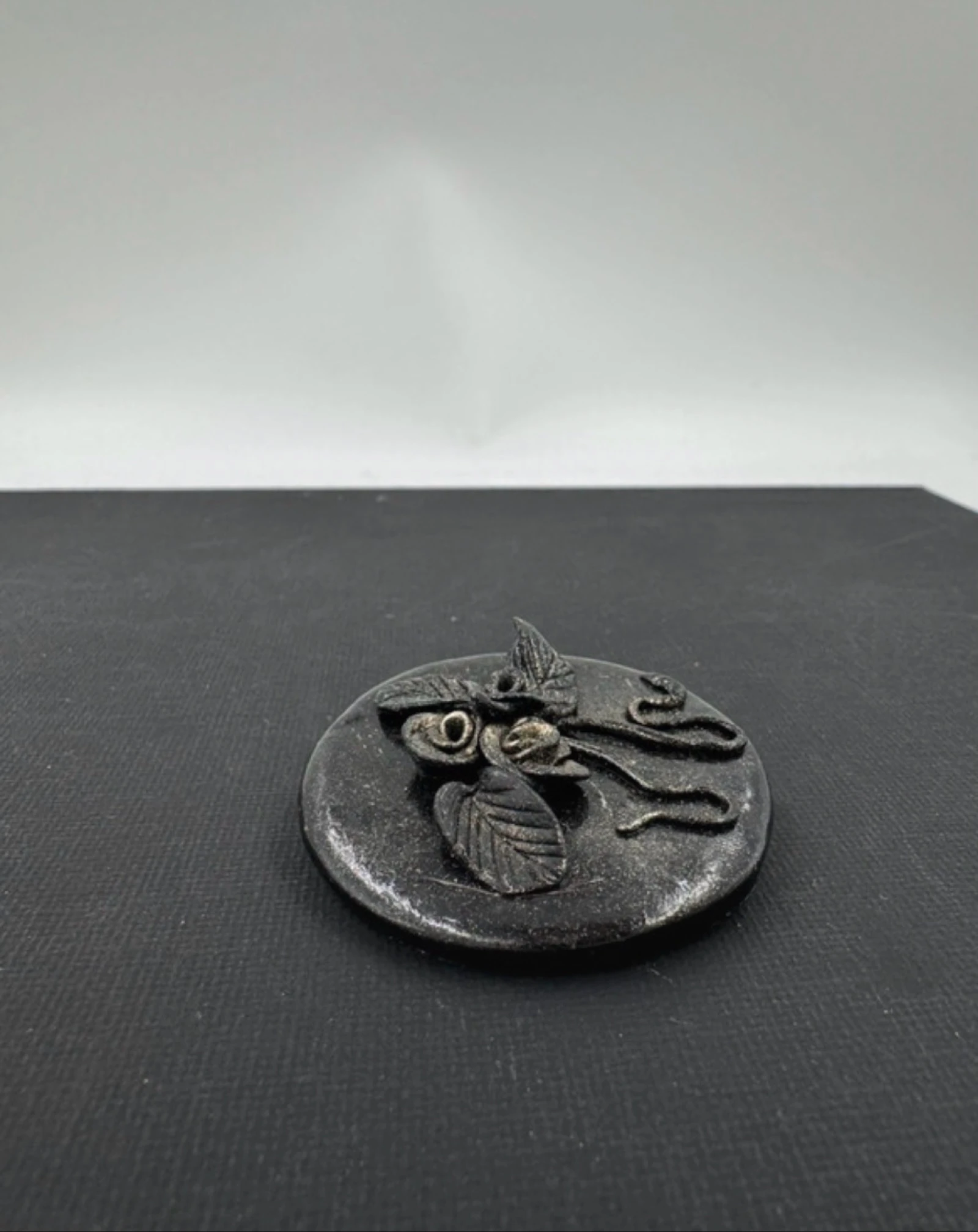 Broche vintage negra con motivo floral – photo 2